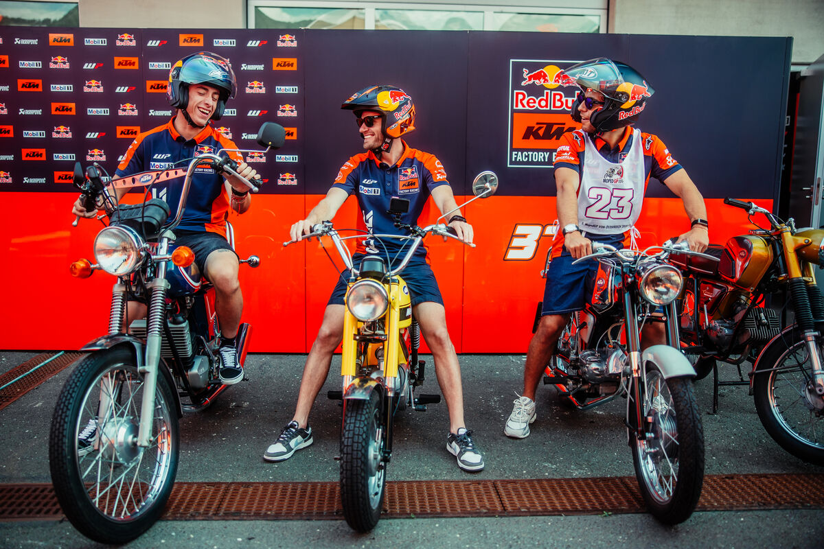 Пилоты MotoGP на разных исторических мотоциклах KTM, Гран-При Австрии MotoGP 2025