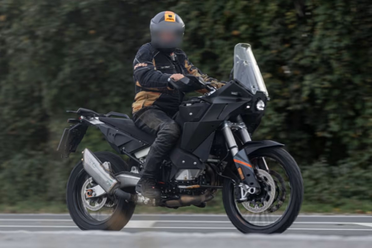 Тест-пилот на борту мотоцикла, похожего на KTM 990 Adventure (2026)