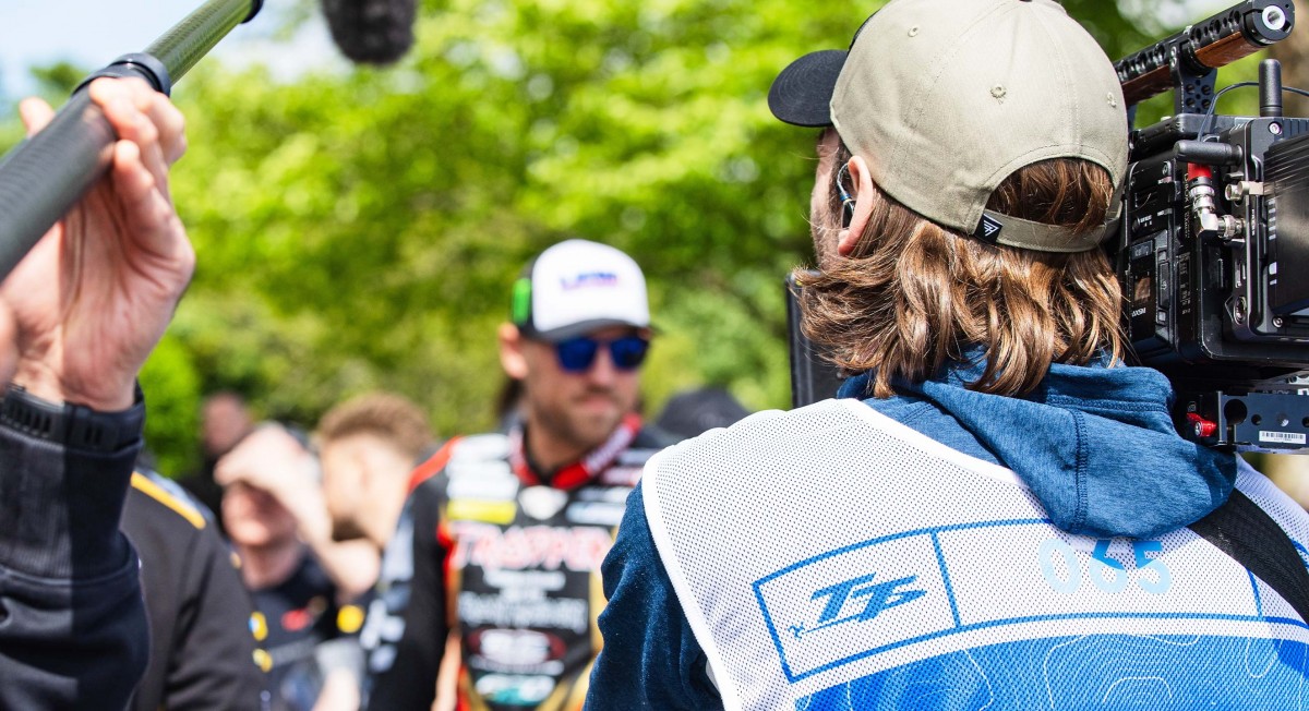 Съемки документального фильма о турист-трофи на острове Мэн 2024 года