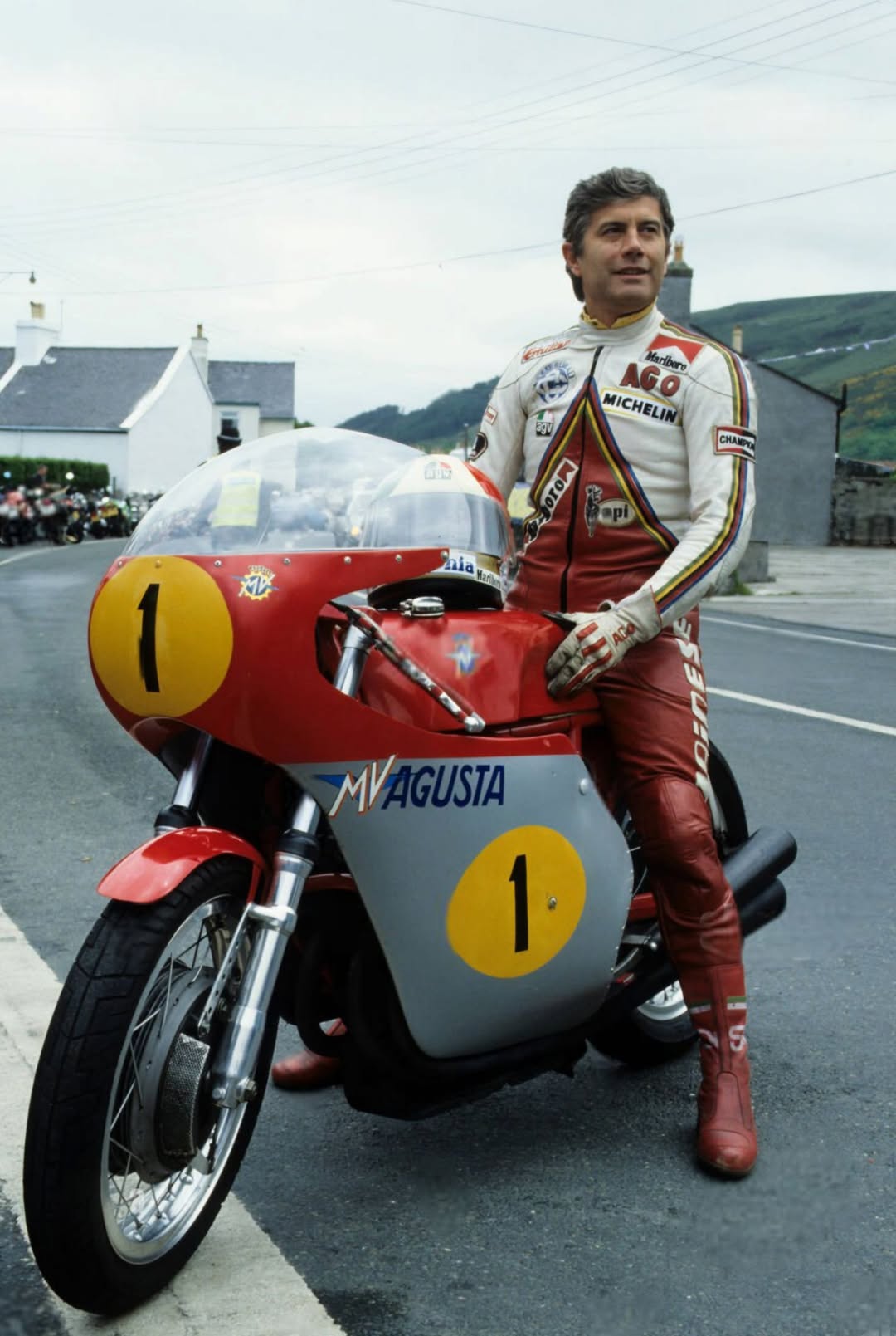 Джакомо Агостини, чемпион 1966 года верхом на этом самом мотоцикле