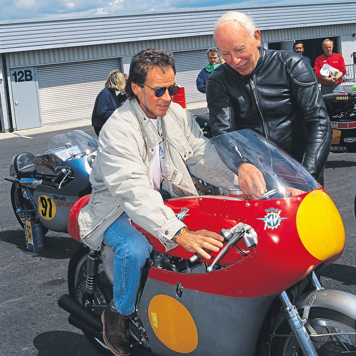 Джон Сёртис демонстрирует уникальный MV Agusta другому чемпиону Мото Гран-При Барри Шину