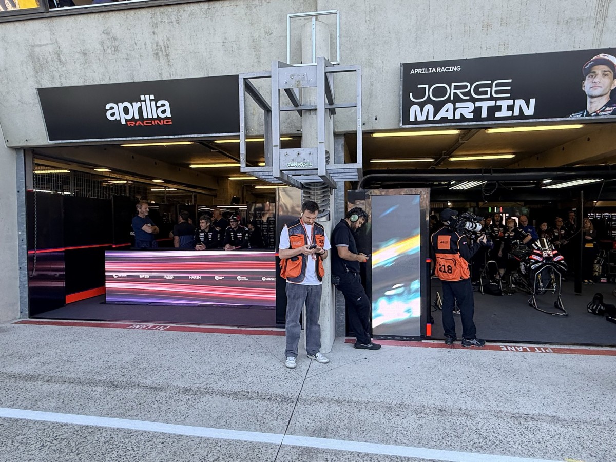Гостевой бокс у Aprilia Racing