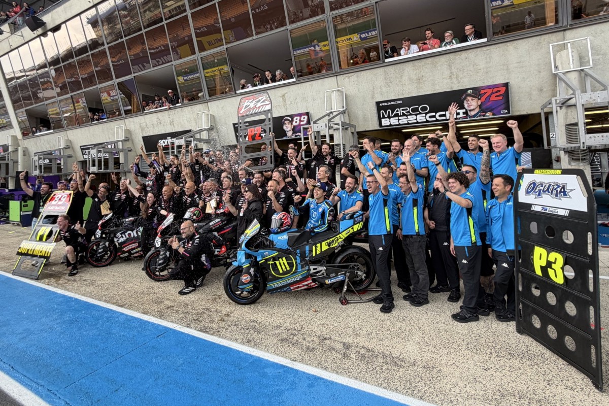 Aprilia оформила тройной подиум во Франции