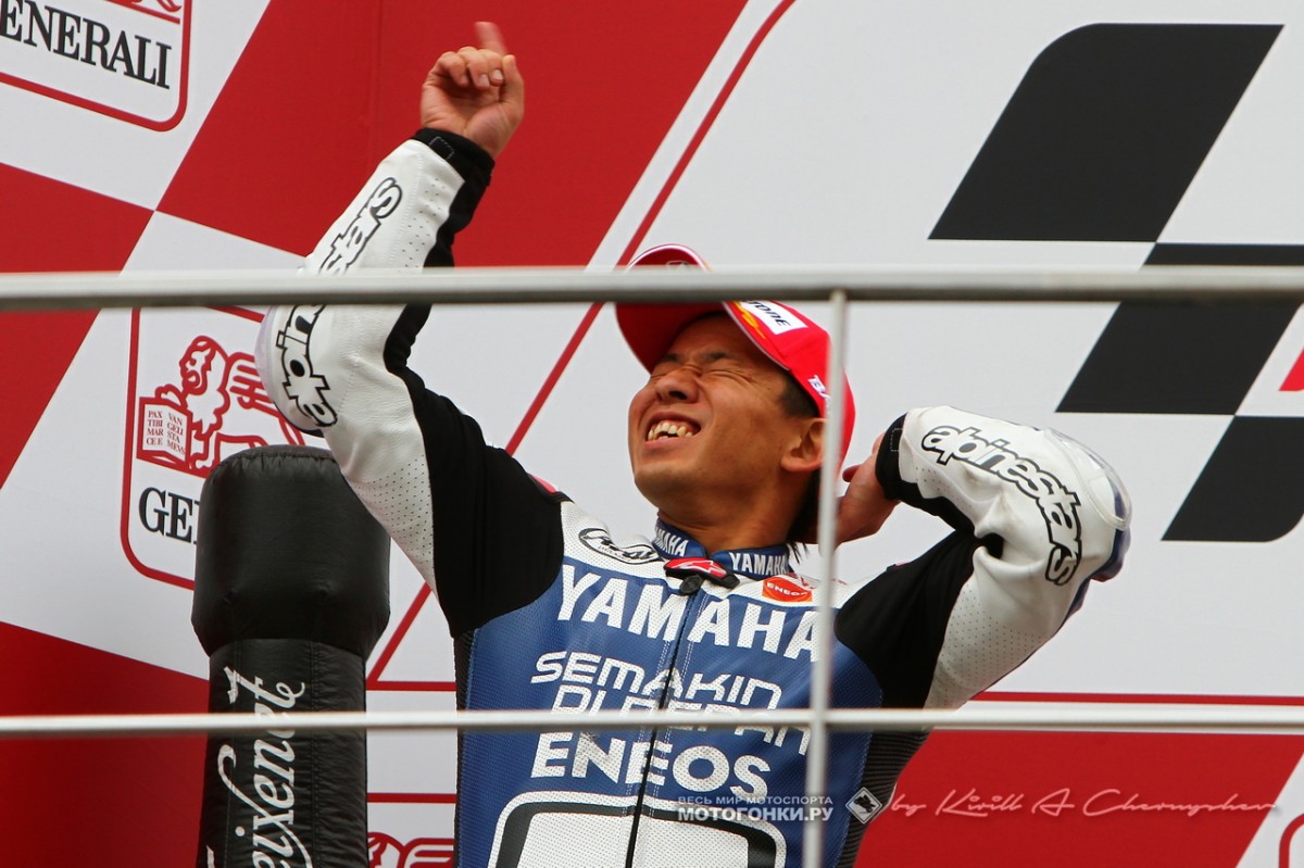 Катсу Накасуга на подиуме Гран-При Валенсии MotoGP 2012