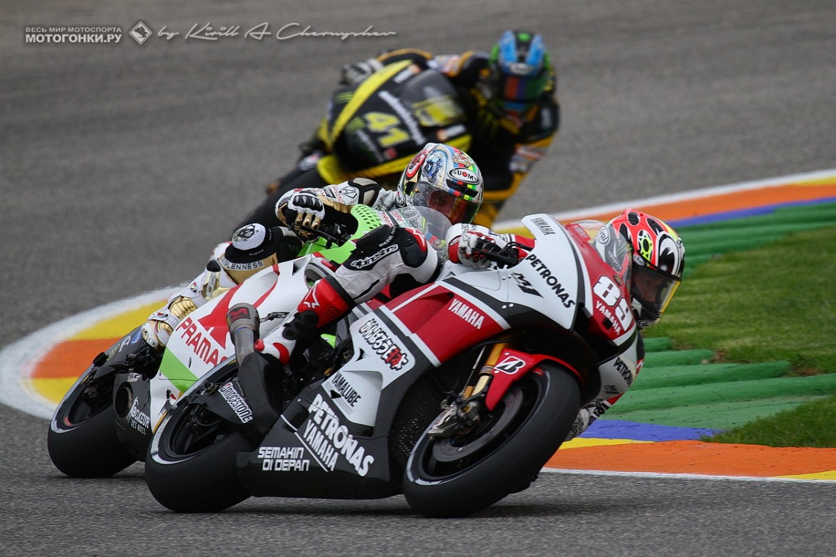 Катсуюки Накасуга обгоняет Лориса Капиросси на Гран-При Валенсии MotoGP 2011