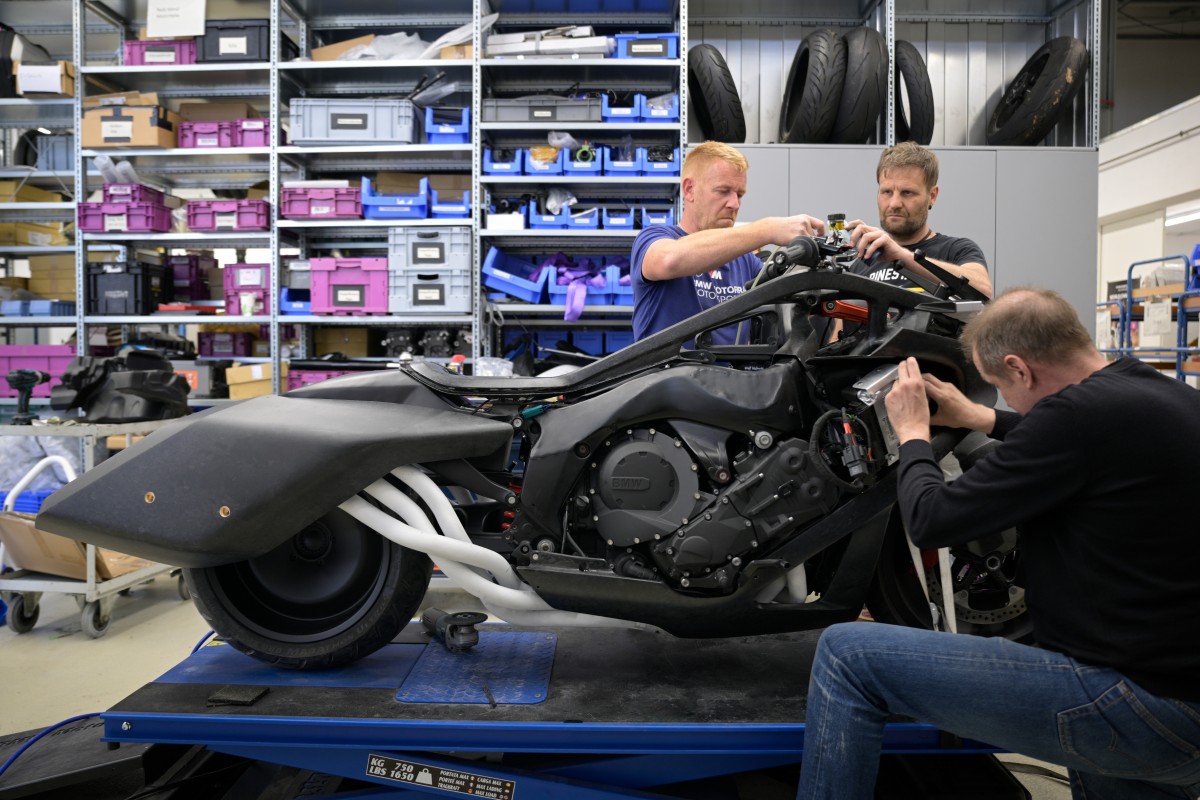 Дизайнеры трудятся над BMW Motorrad Vision K18