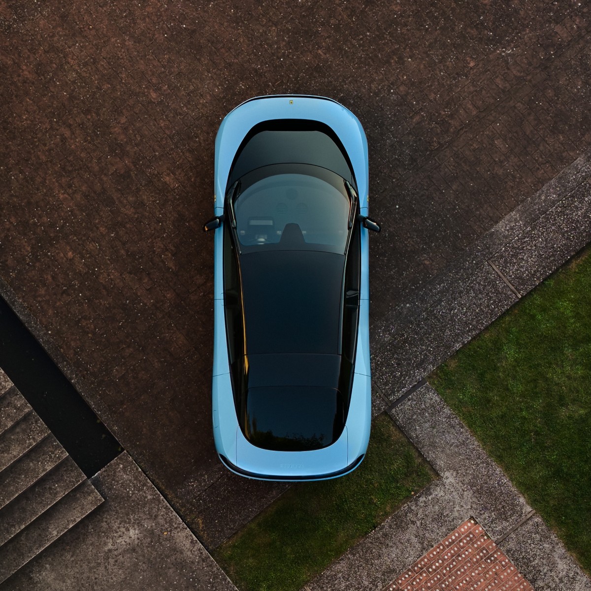 Ferrari Luce: веселый голубенький iPhone
