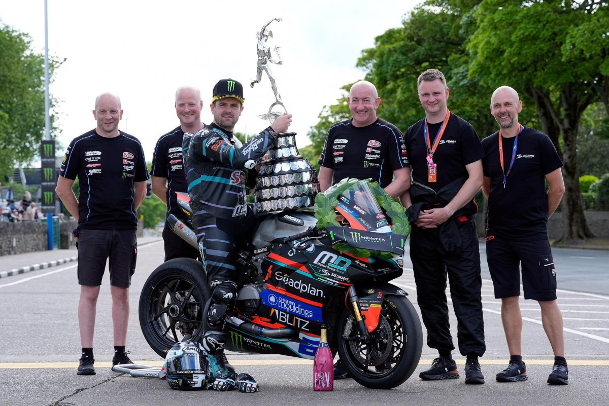 Майкл Данлоп на Ducati V2 выиграл гонку Supersport Isle of Man TT 2026