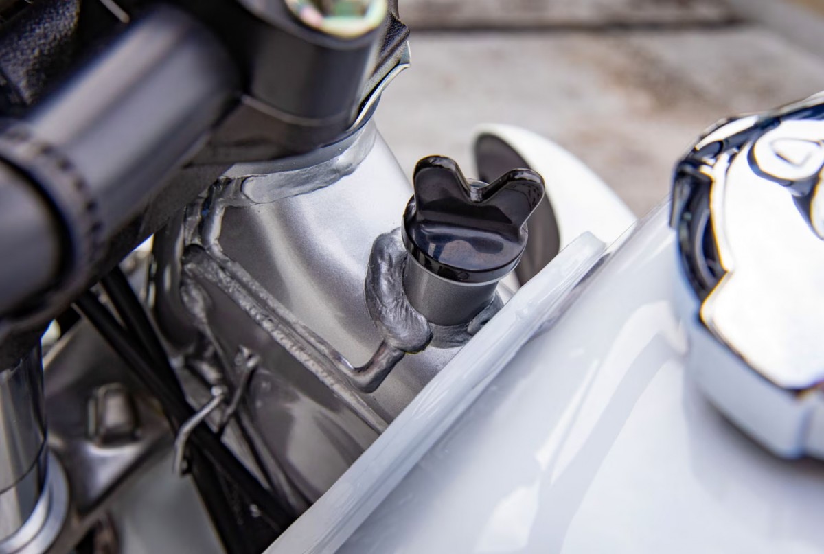 Заливная горловина масла — прямо в раму Honda XR650L