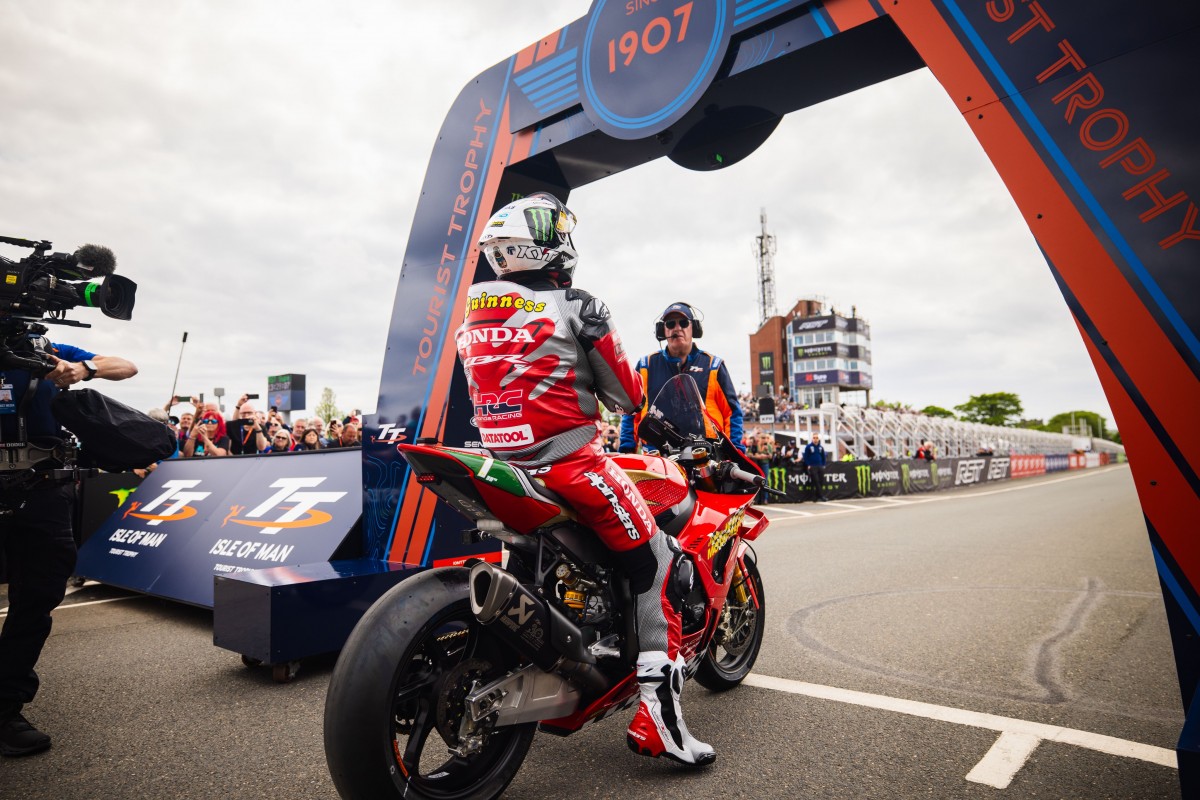 54-летний Джон МакГиннесс на старте своего 30-го Isle of Man TT