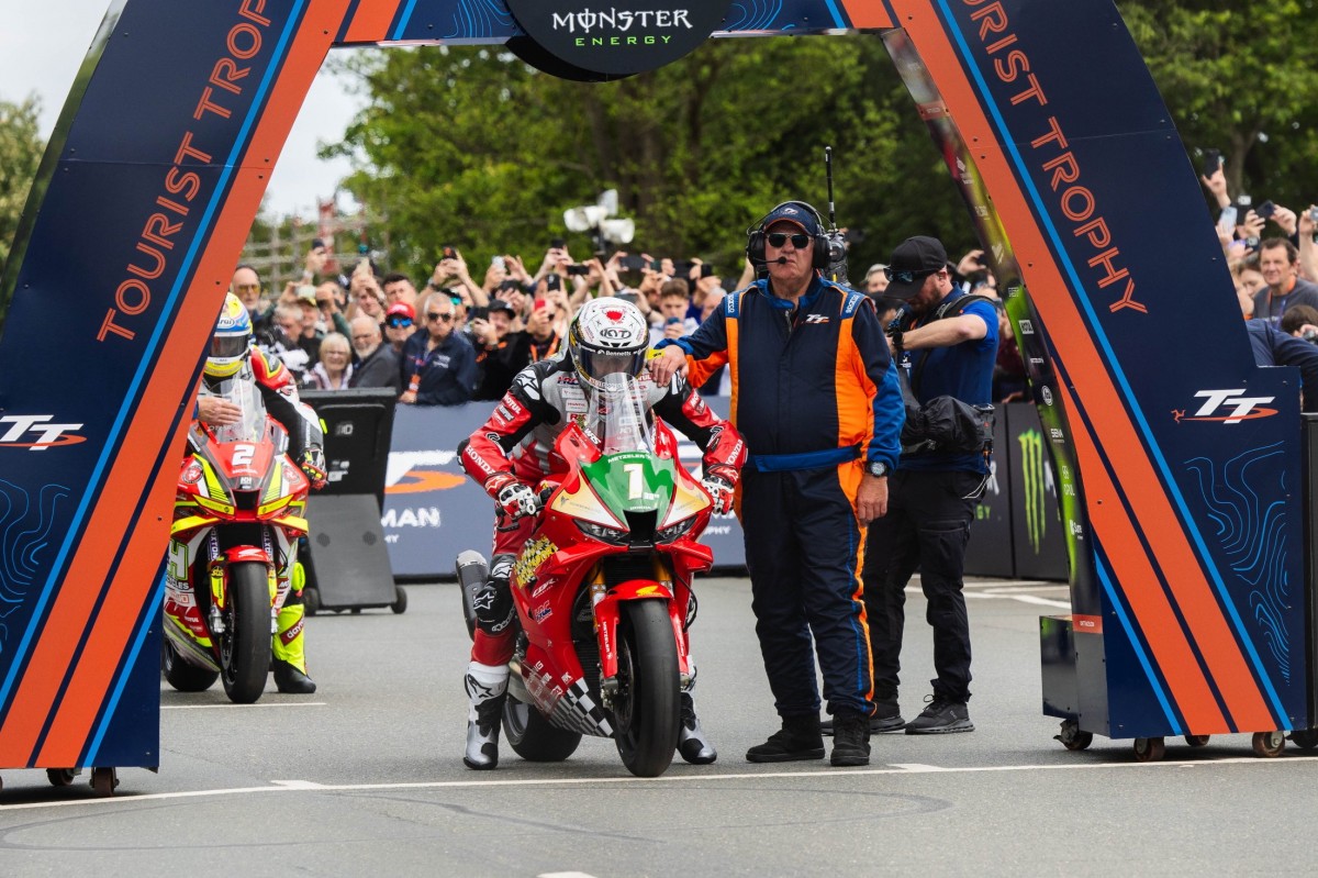 54-летний Джон МакГиннесс на старте своего 30-го Isle of Man TT
