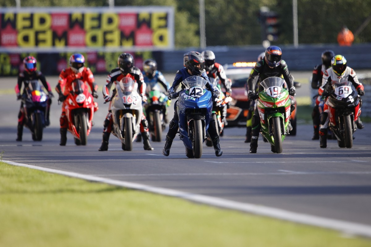 Старт гонки Supersport 300: Екатерина Колпакова возглавляет решетку