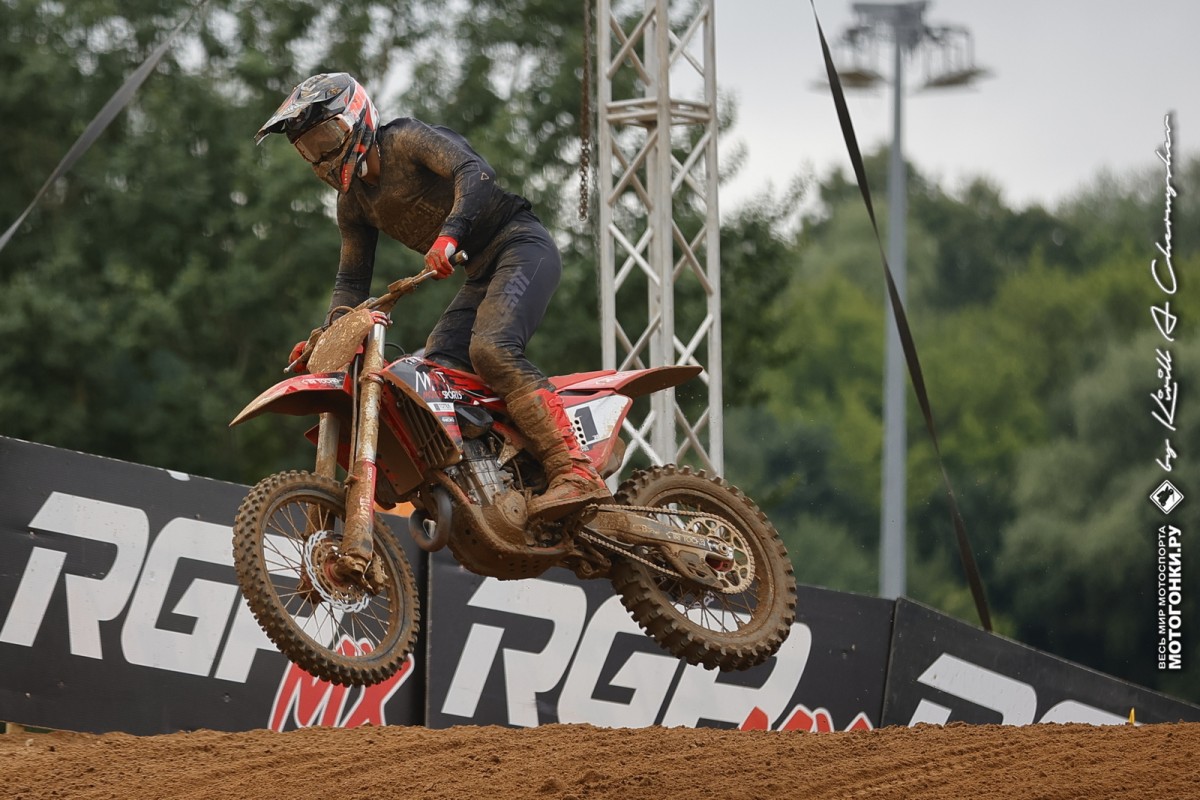 Артемий Назаров выигрывает первый заезд MX1 на ЦТВС Москва