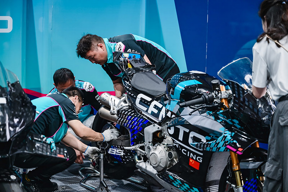 Подготовка CFMoto V4 SR-RR к тестам на Шанграоском испытательном полигоне