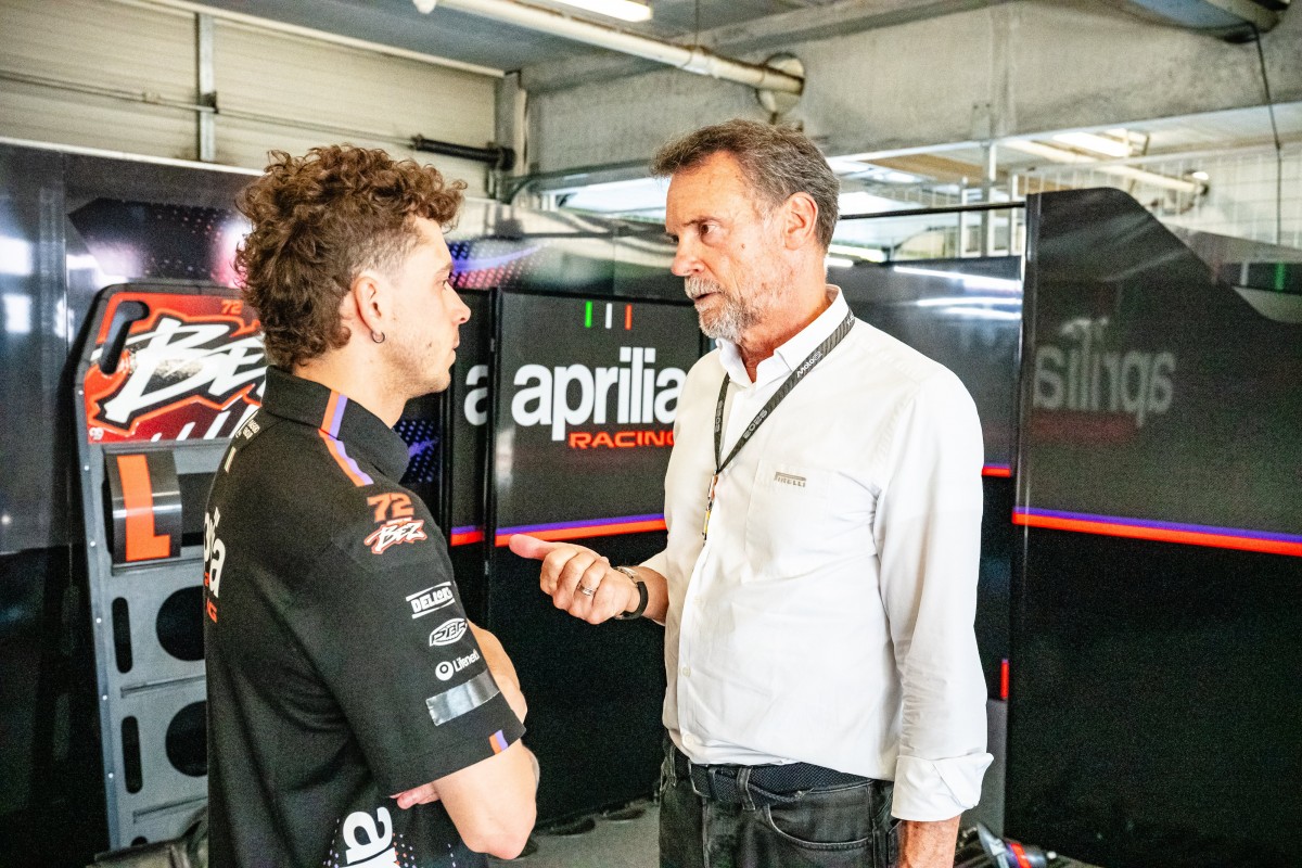 Джоржио Барбье, босс мотоциклетного направления Pirelli Motorsport и Марко Беццекки (Aprilia)