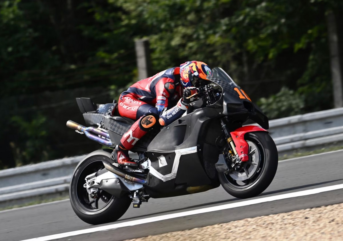 Пилоты Honda HRC Castrol пробуют в Брно Honda RC214V (2027)