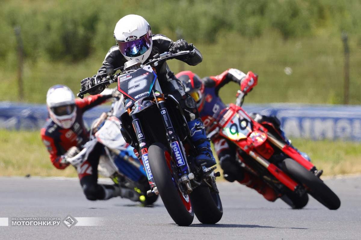 Алёна Петришина возглавляет гонку Supermoto S1