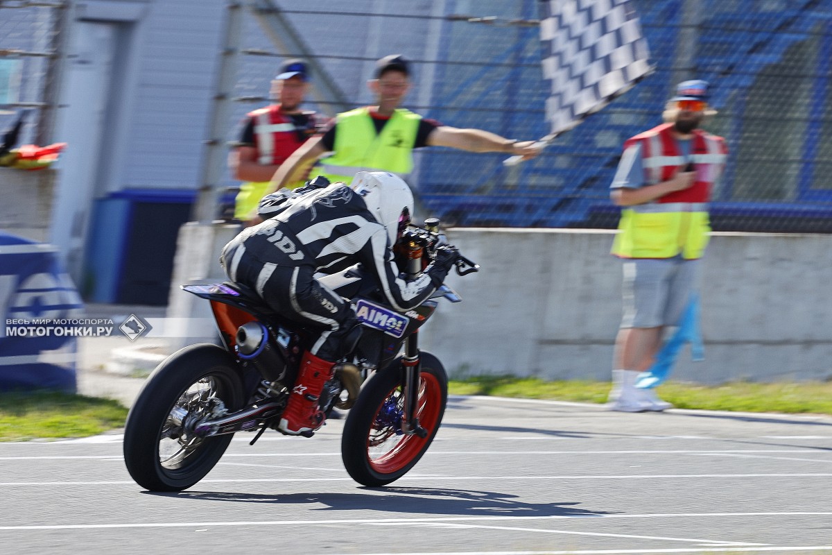 Петришина выигрывает обе гонки Supermoto S1 в противостоянии с Иваном Мосиным