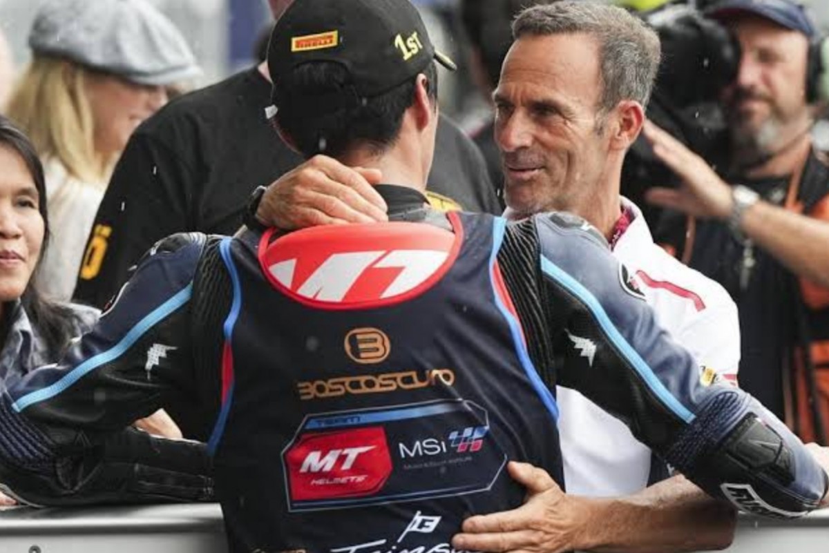 Альберто Пуч приветствует чемпиона Moto2 Аи Огуру