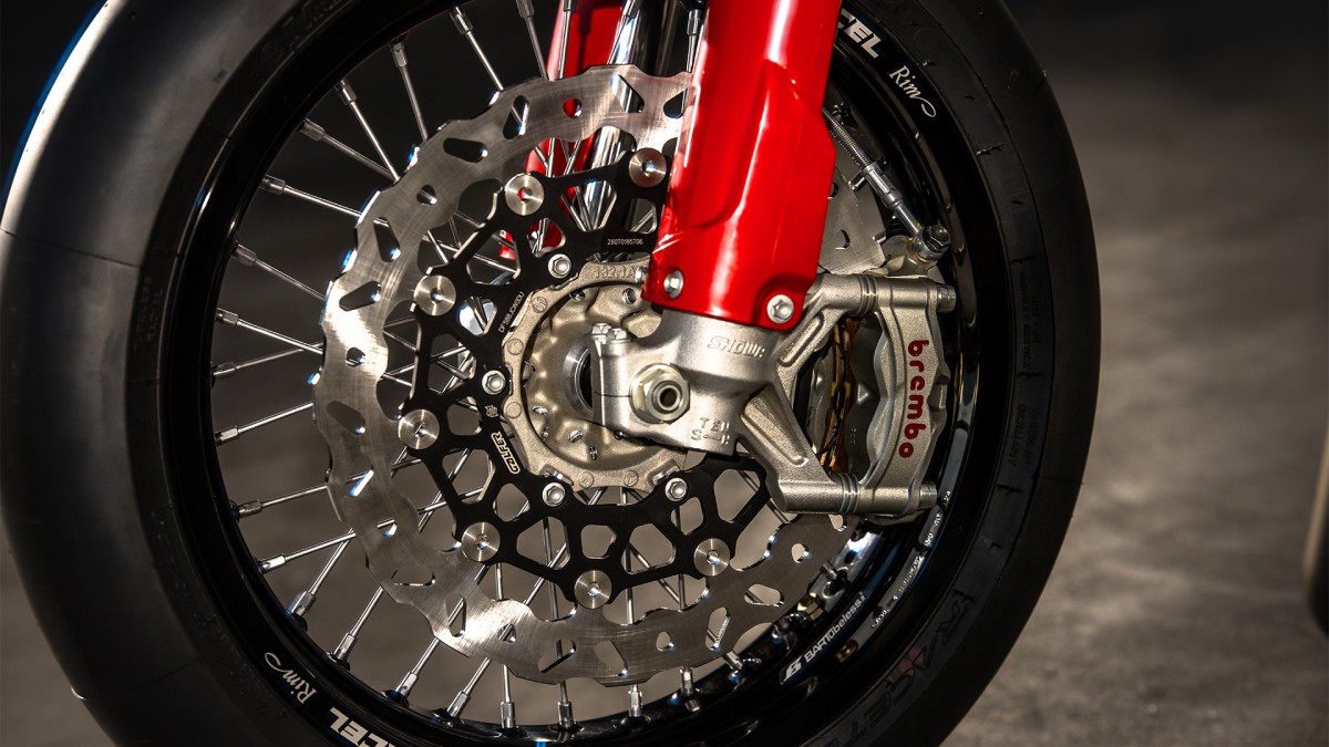 Детали Ducati Desmo450 SM (предсерийная модель): вилка Showa и тормоза Brembo, диски Galfer