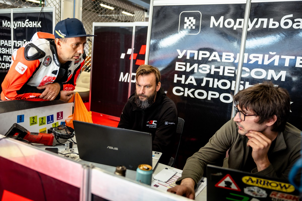 Тяжелая работа за кулисами: анализ данных в AI-агентом Liza Studio ускорил работу Сергея Петруковича и инженера DC Motosport