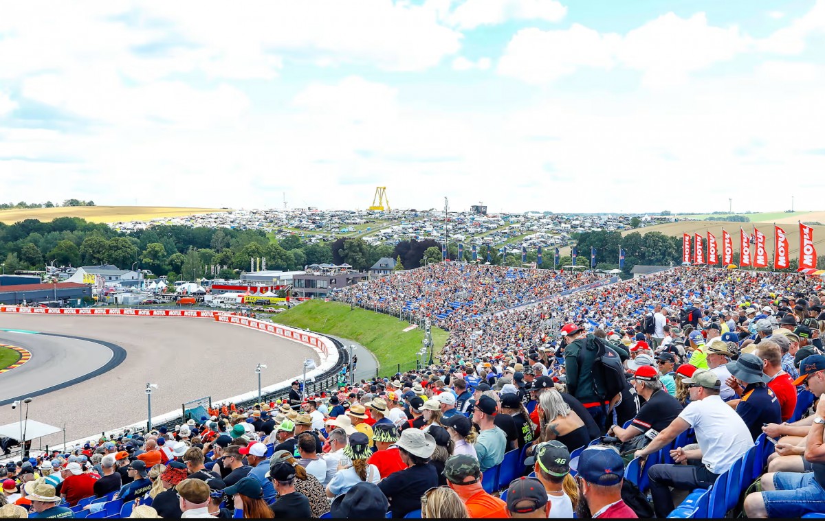 Вид с трибуны на Sachsenring