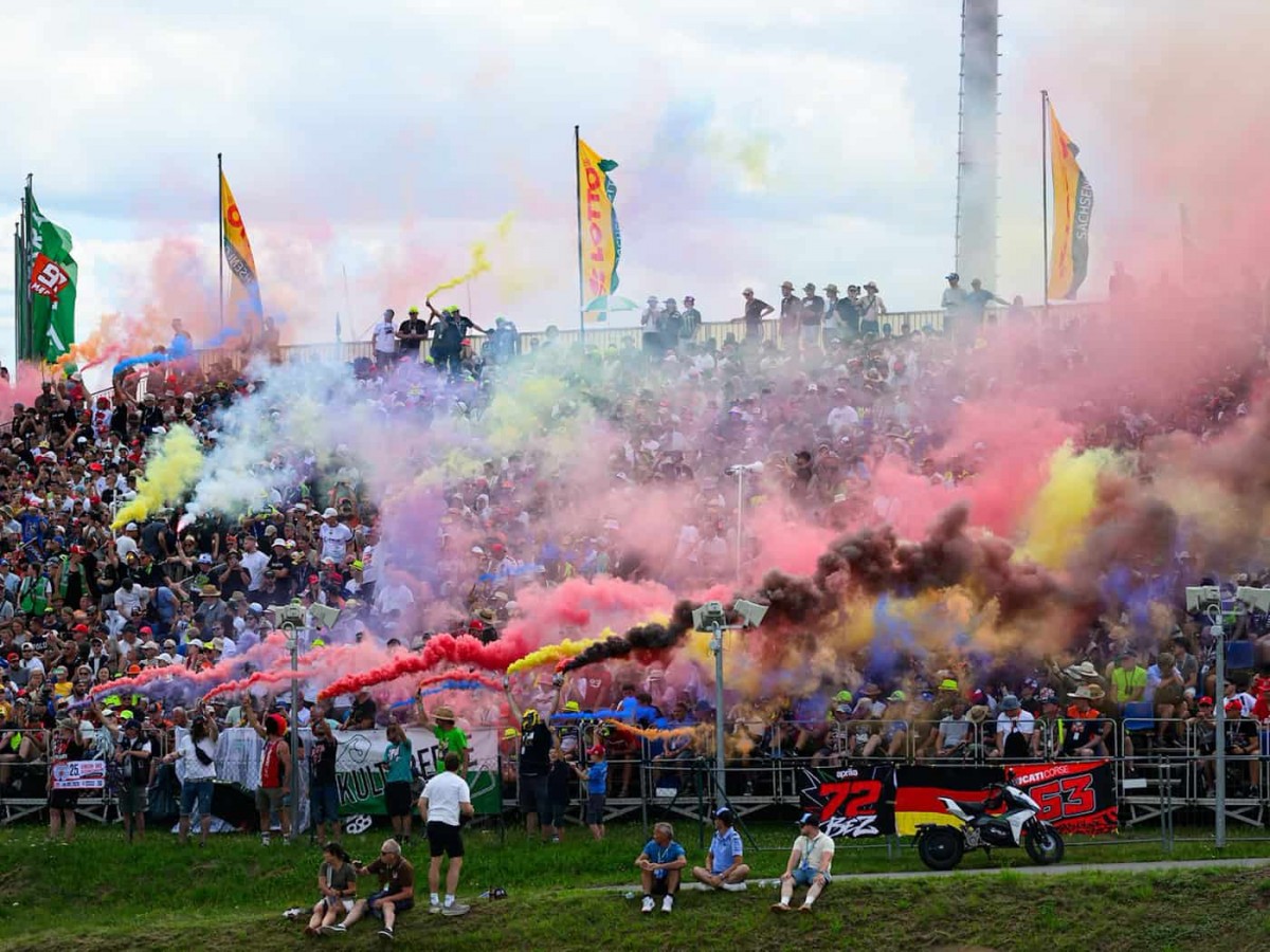 Традиционная атмосфера на трибунах Sachsenring