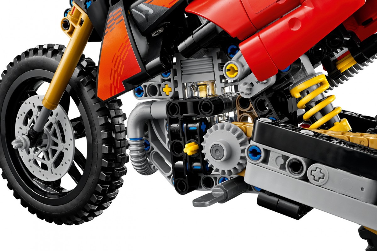 Конструктор LEGO Ducati Desmo450 MX имеет рабочую подвеску