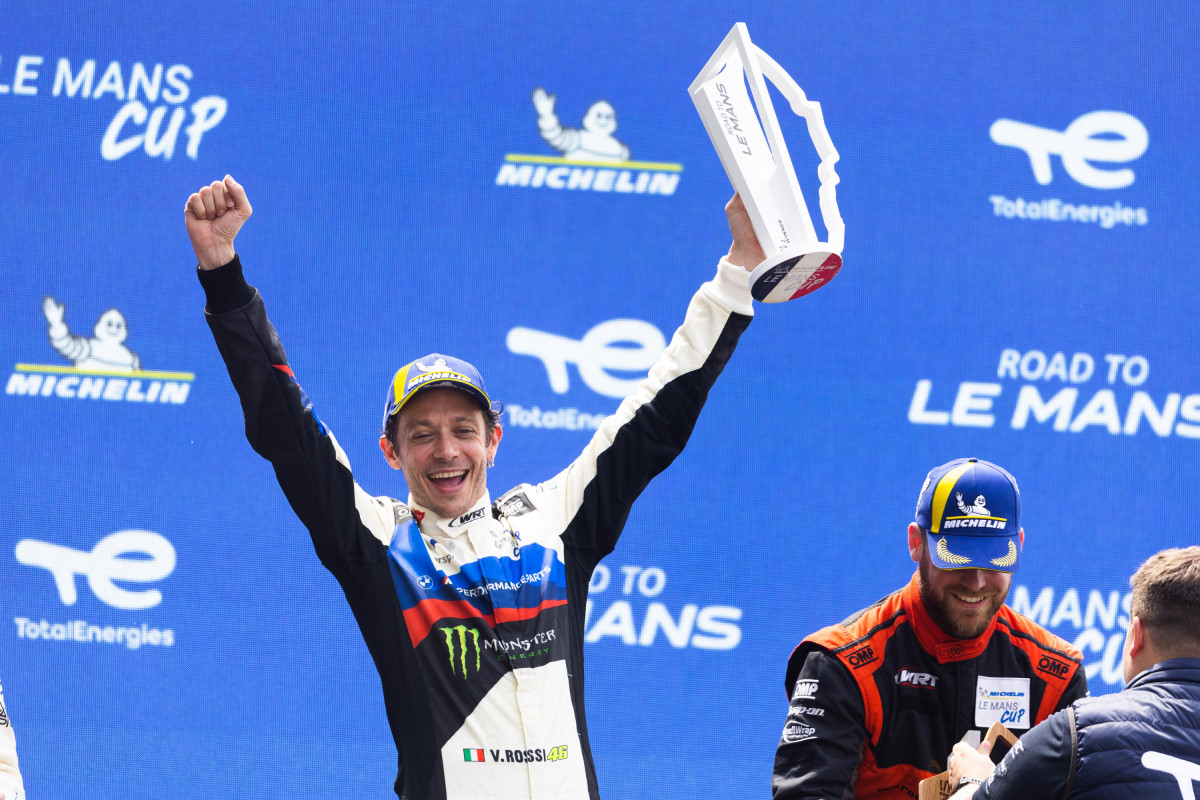 Валентино Росси выиграл квалификационную гонку Road to Le Mans 2022 года