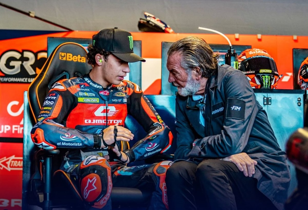 Медицинский директор MotoGP Анхель Чарте общается со всеми пилотами чемпионата