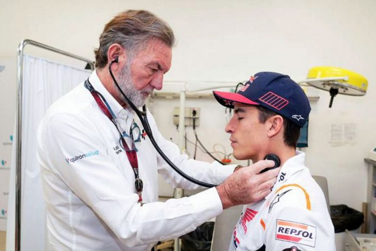 Медицинский директор MotoGP Анхель Чарте и Марк Маркес