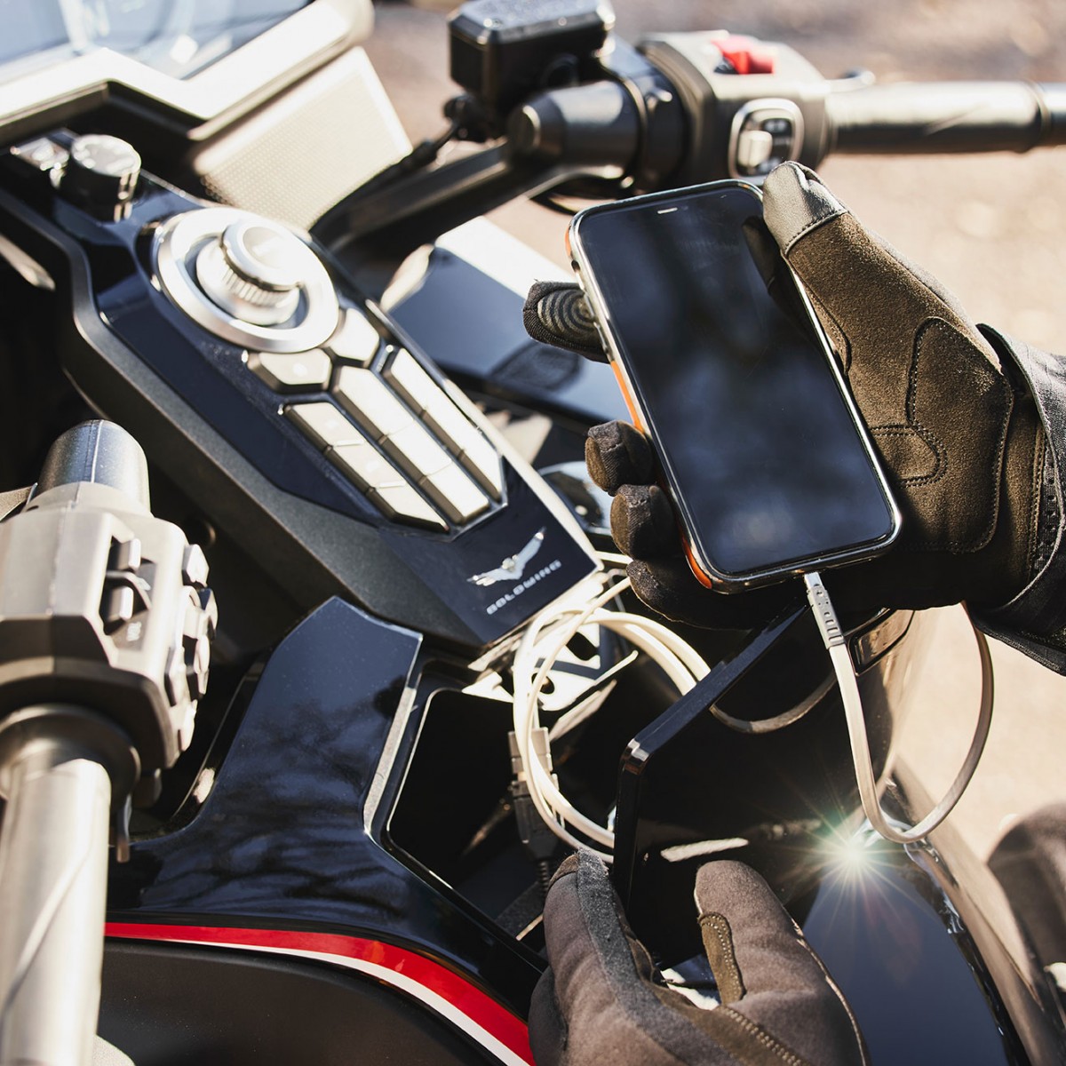 Специальный бардачок на Honda Gold Wing для смартфона с подключением к Apple CarPlay