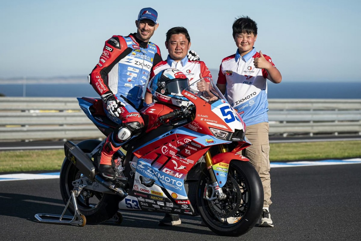 Победитель гонок World Supersport Валентин Дебис и босс ZXMoto Чжан Сюэ (Zhang Xue)