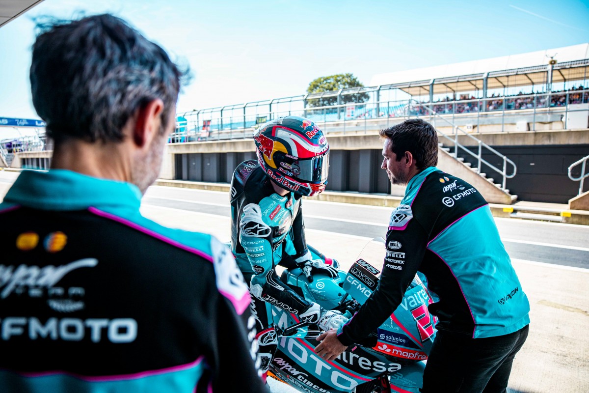 Лидер Moto3 Макс Килес получил свою первую серьезную травму в Мото Гран-При и пропустит BritishGP
