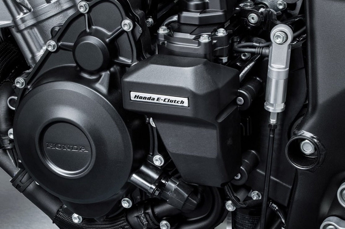 Новый двигатель Honda CB400 Super Four E-Clutch (2026)