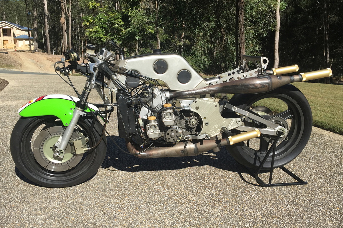 Необычный мотоцикл Kawasaki KR500 с шасси-монококом, являющимся бензобаком