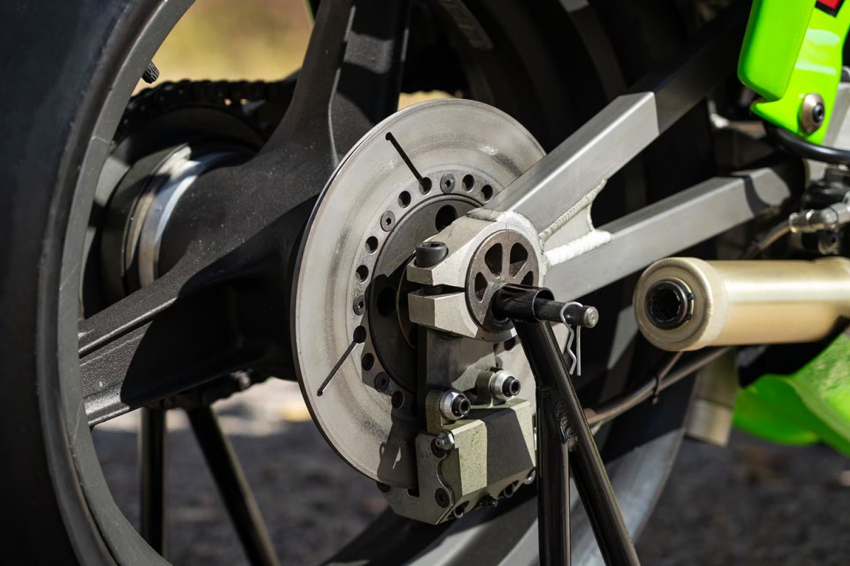 Эксцентрики в маятнике и подвеске для тонкой настройки геометрии Kawasaki KR500