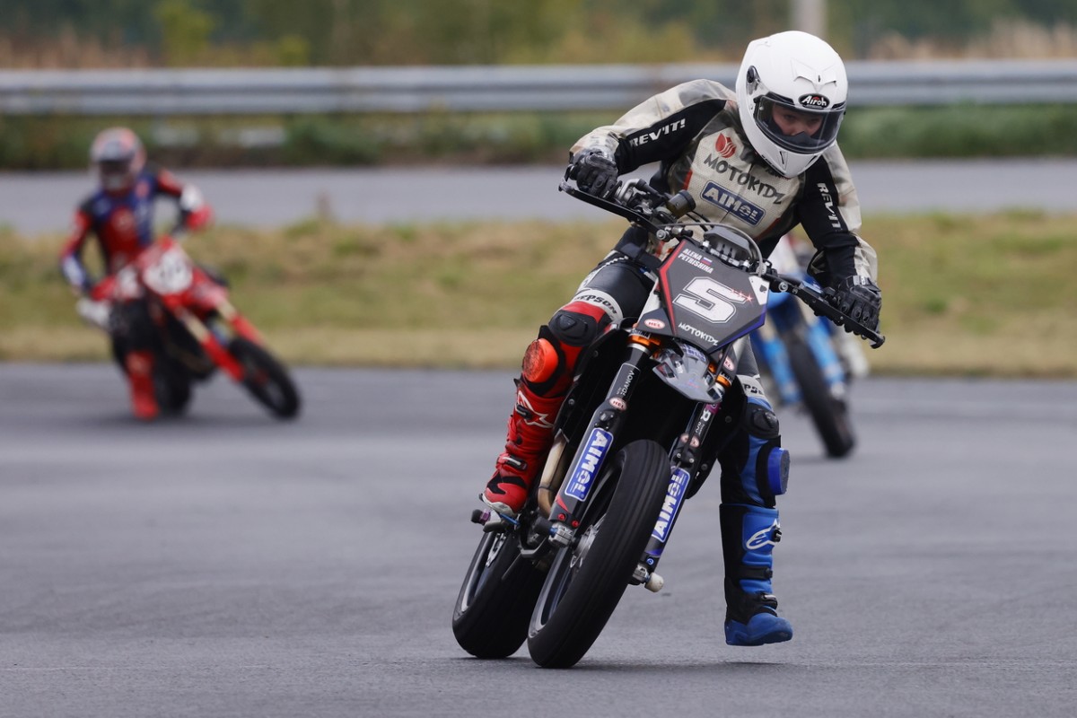 Алена Петришина опережает Ивана Мосина всего на 1 очко в Supermoto S1 перед финалом в Рязани