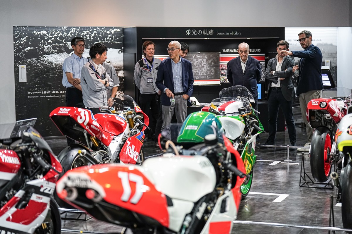Босс Liberty Media в Ивате, в штаб-квартире Yamaha Motor