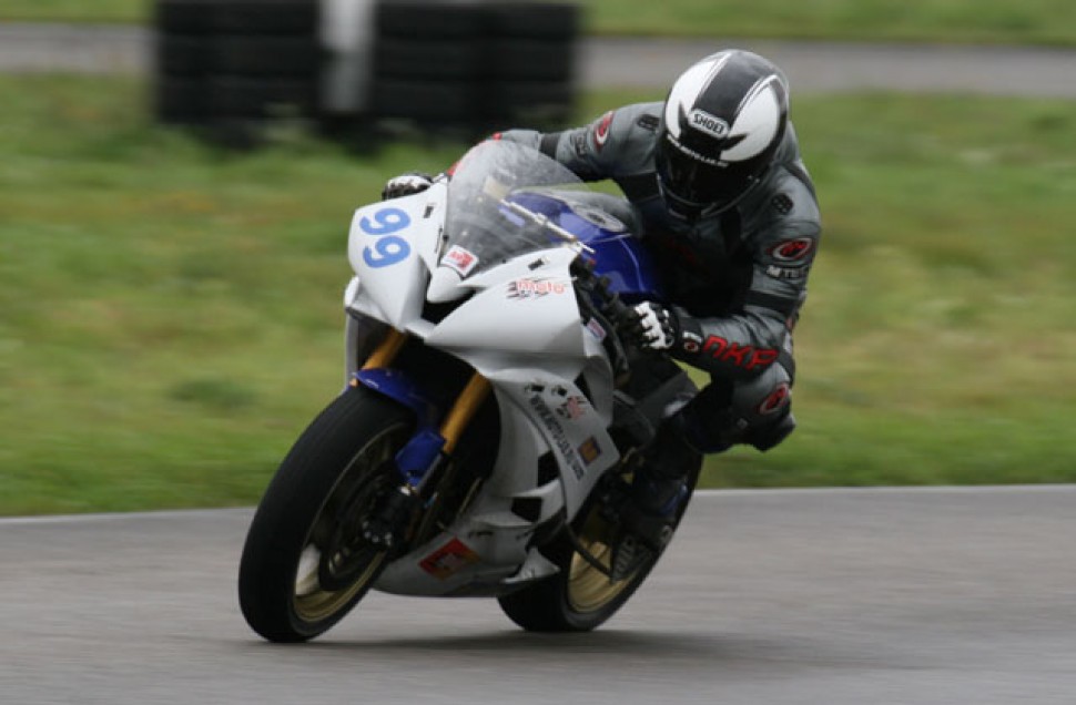 Спортбайк россия. Антон Безшляга. Российский спортбайк. Российские шоссейно кольцевые мотогонки. Российский спортбайк молот.