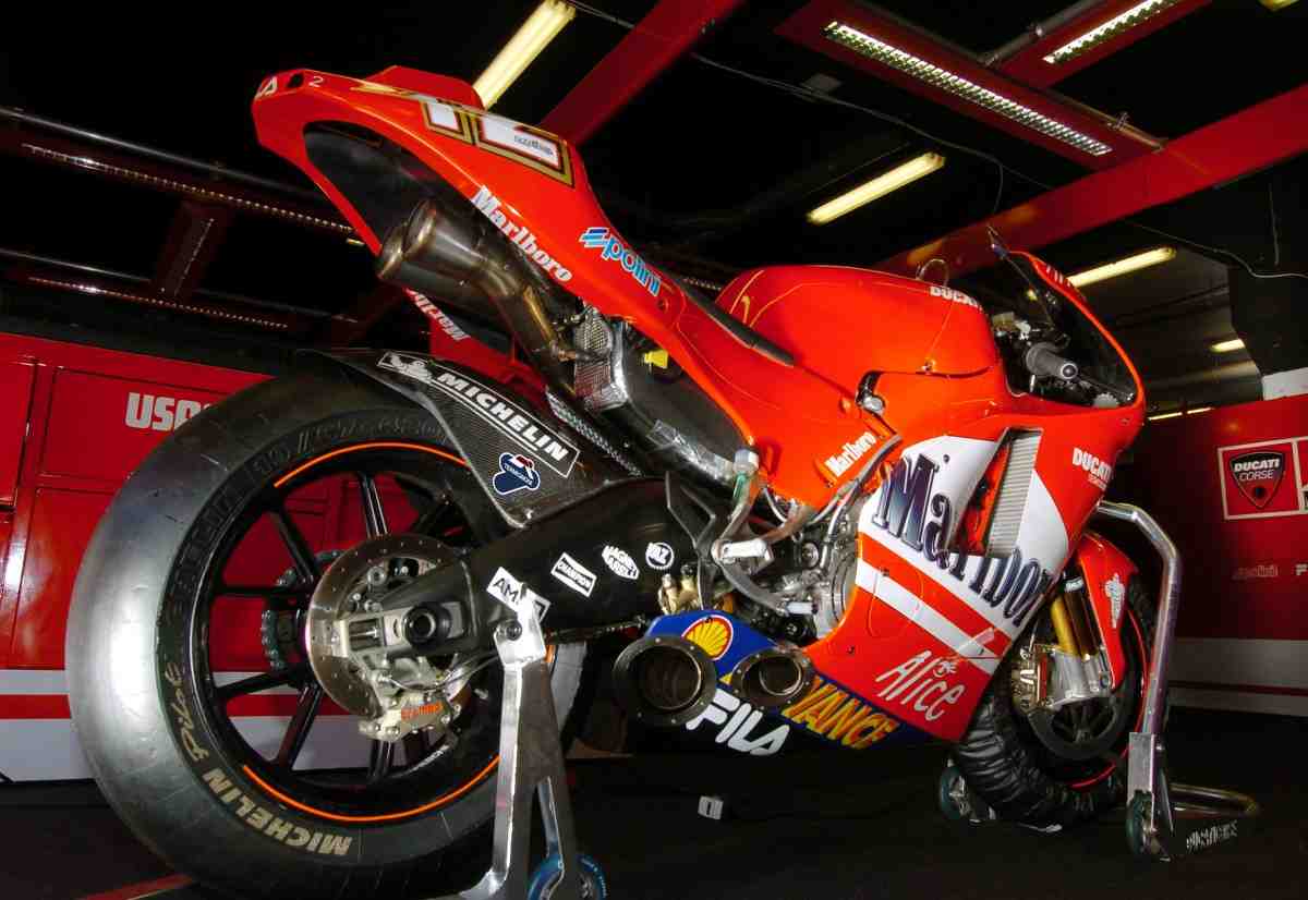 История MotoGP: Ducati Desmosedici - 2 часть