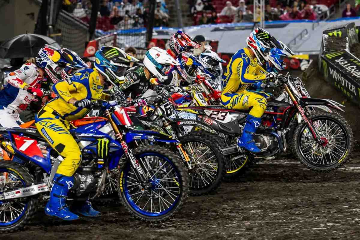 AMA Supercross: Купер Уэбб и Чейз Секстон сокращают отрыв от Элая Томака в Тампе