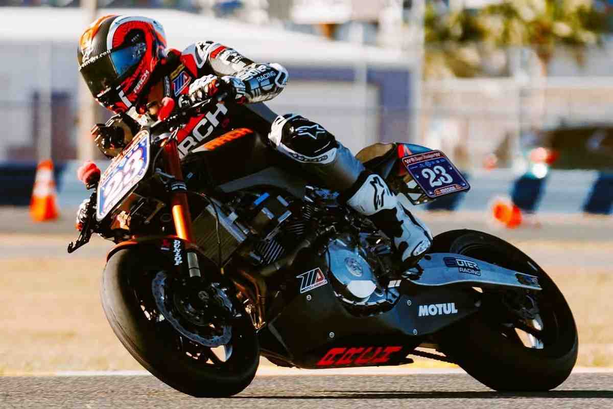 Киану Ривз и ARCH Racing заработали первые очки в чемпионате MotoAmerica: фото и видео