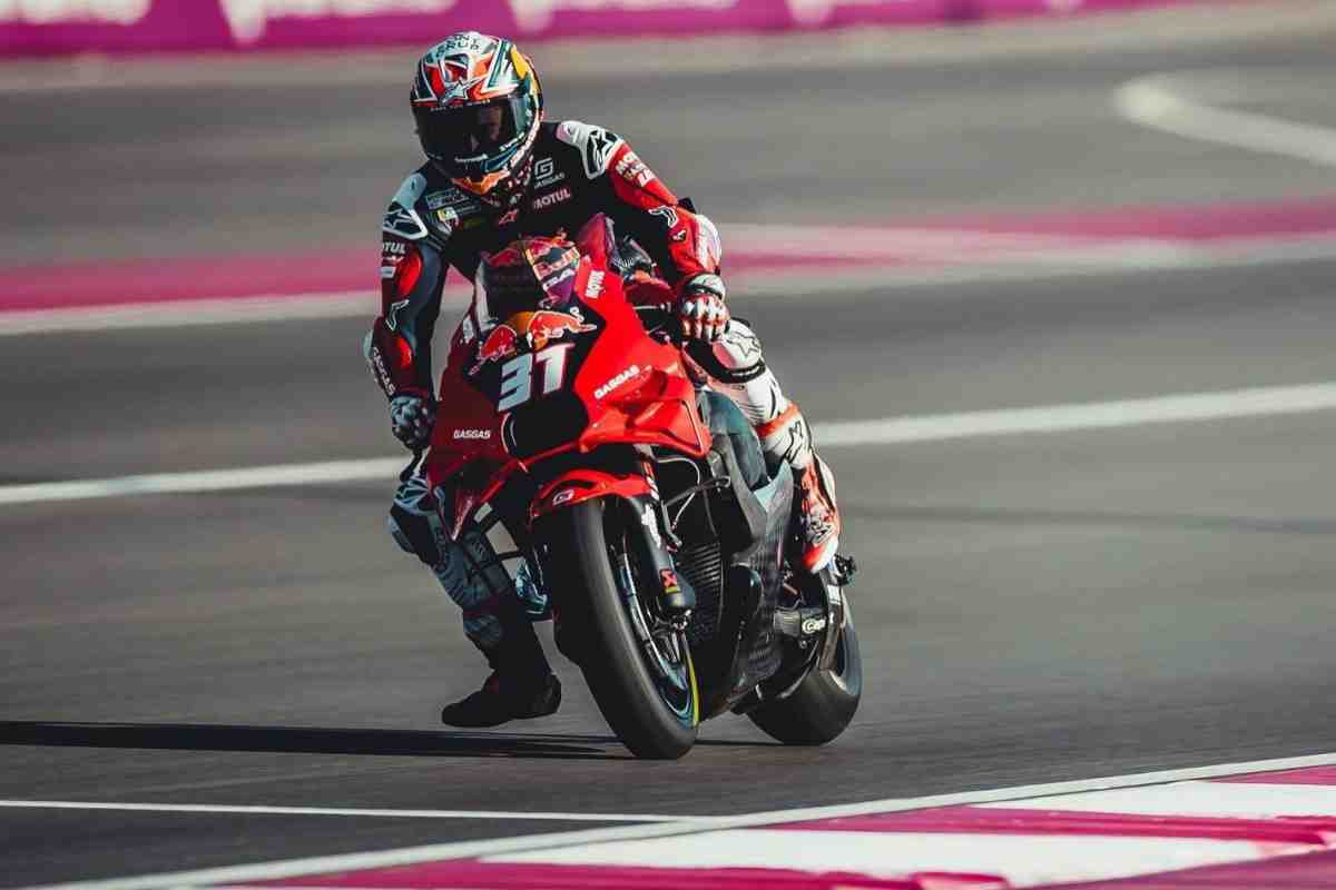 Новобранец MotoGP Педро Акоста провел впечатляющую симуляцию гонки на QatarTest 2024
