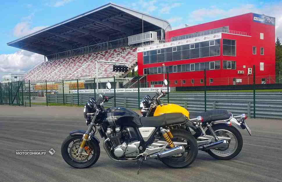 -: Honda CB1100 (2017)  Racer  ?