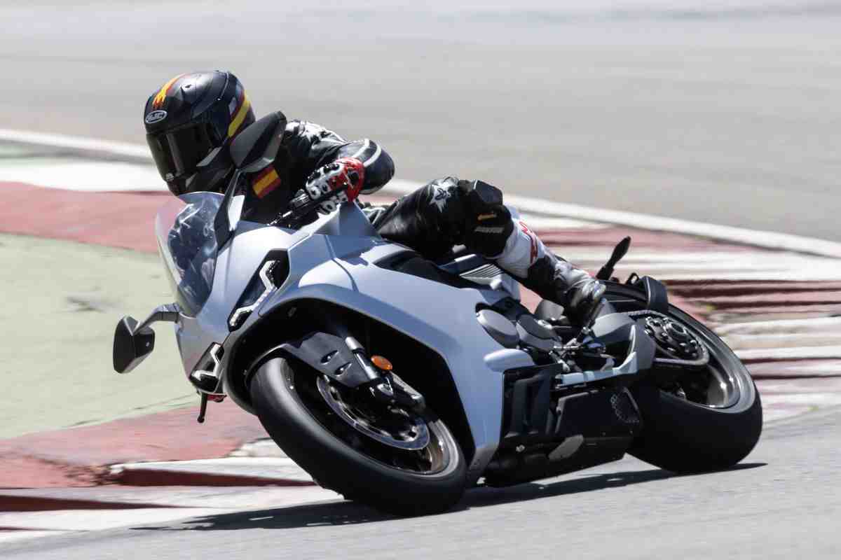 Тест-драйв: Norton ManX R с 209-сильным двигателем V4 - шик скорости!