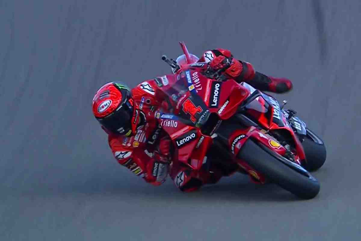 MotoGP: Видео - Super save в исполнении Пекко Баньяи на FP2 в Портимао - все ракурсы