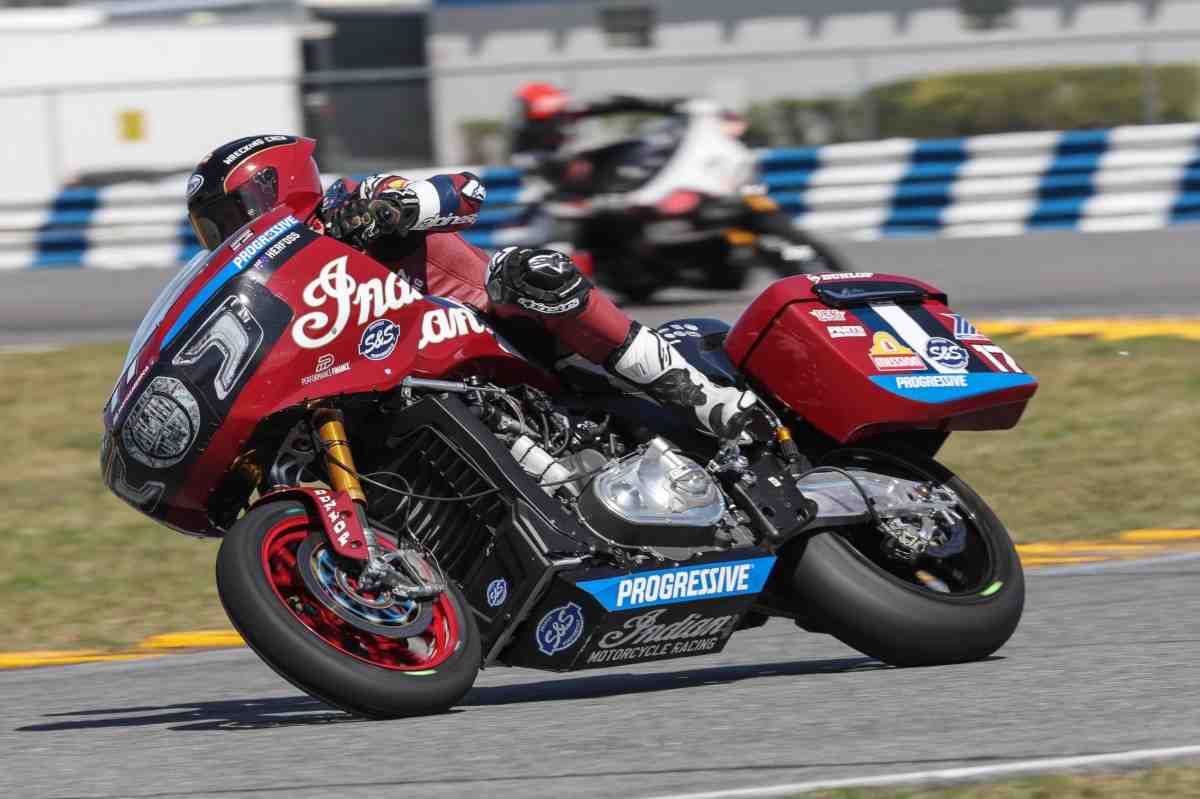 Видео: что быстрее - мотоцикл из MotoAmerica King of Baggers или Ducati V2 класса Supersport?
