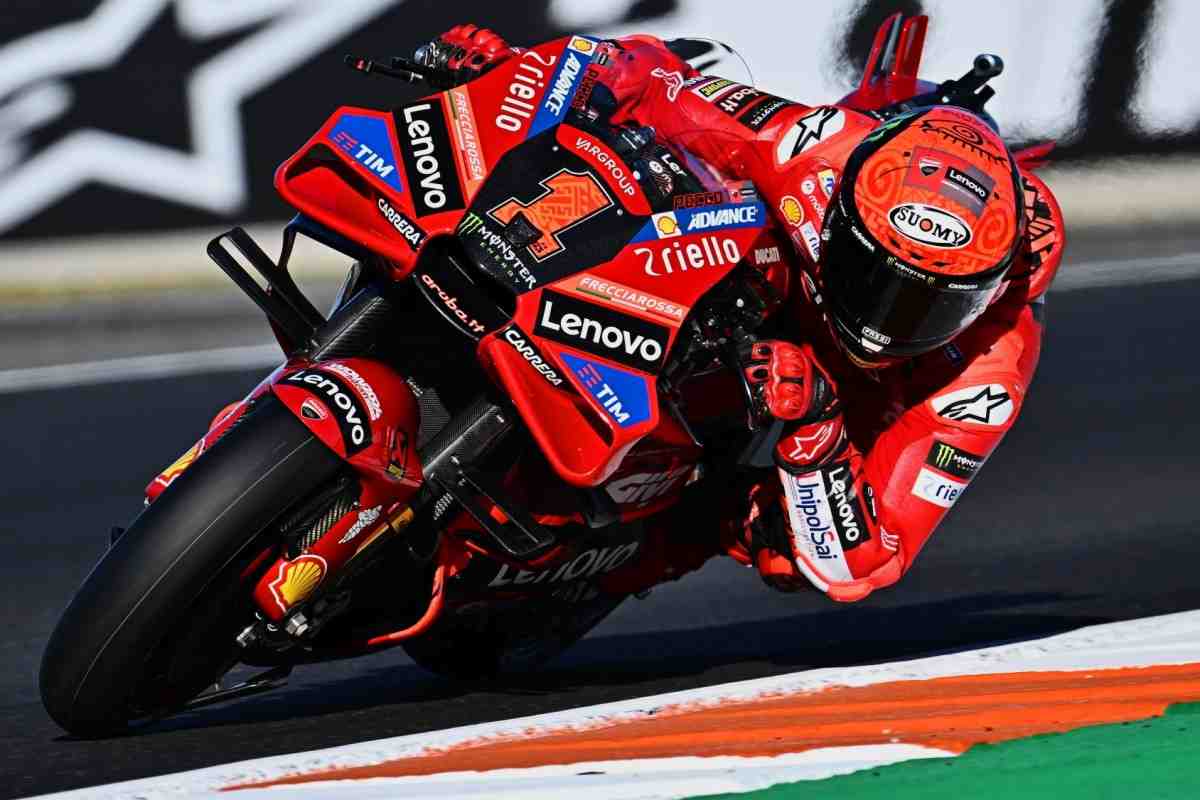 Срочно в номер: Пекко Баньяя стартует в решающей гонке MotoGP 2023 ГП Валенсии с поул-позиции