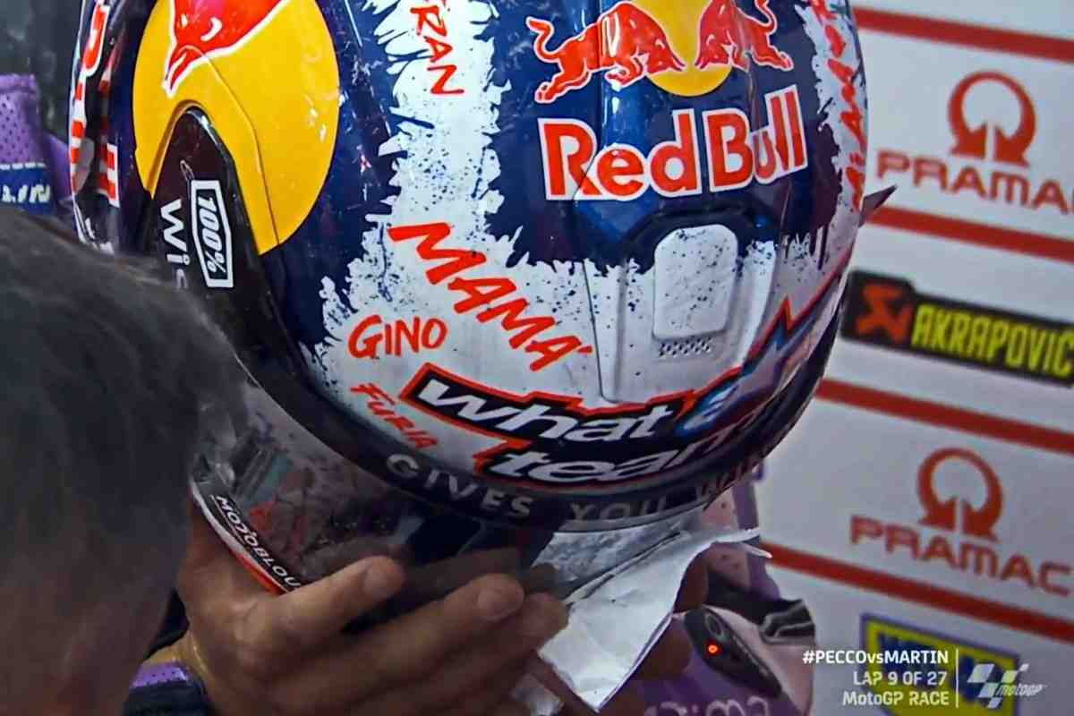 Видео: Роковая ошибка Хорхе Мартина в схватке с Пекко Баньяей в финале MotoGP 2023 ГП Валенсии